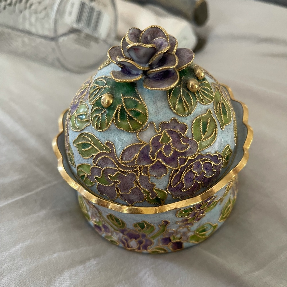 Pretty, decorative container